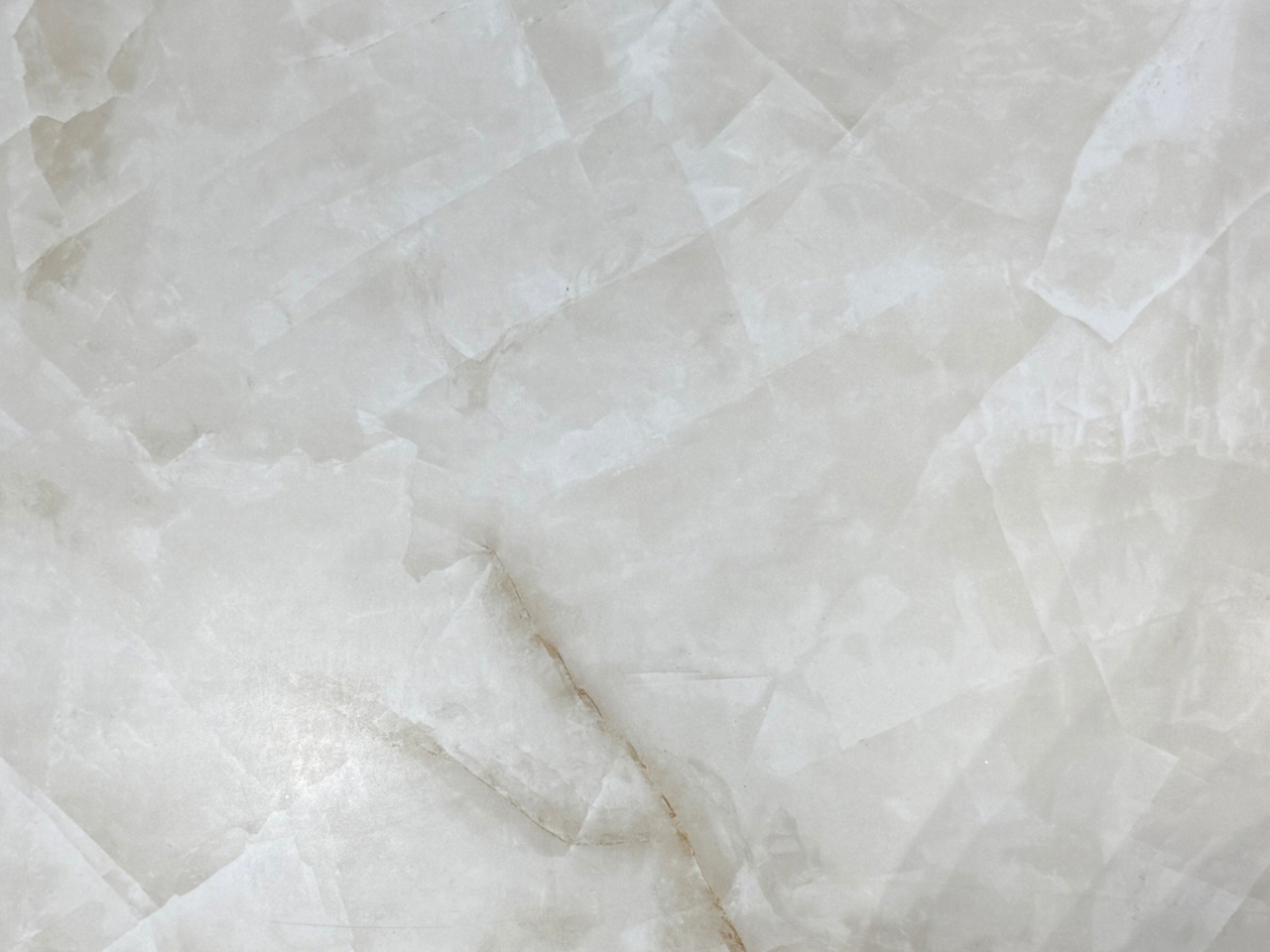 Живое фото поверхности Frost Onyx Greige c сочетанием поверхности Baby Satin и рисунка с линиями, напоминающего «битый лёд»